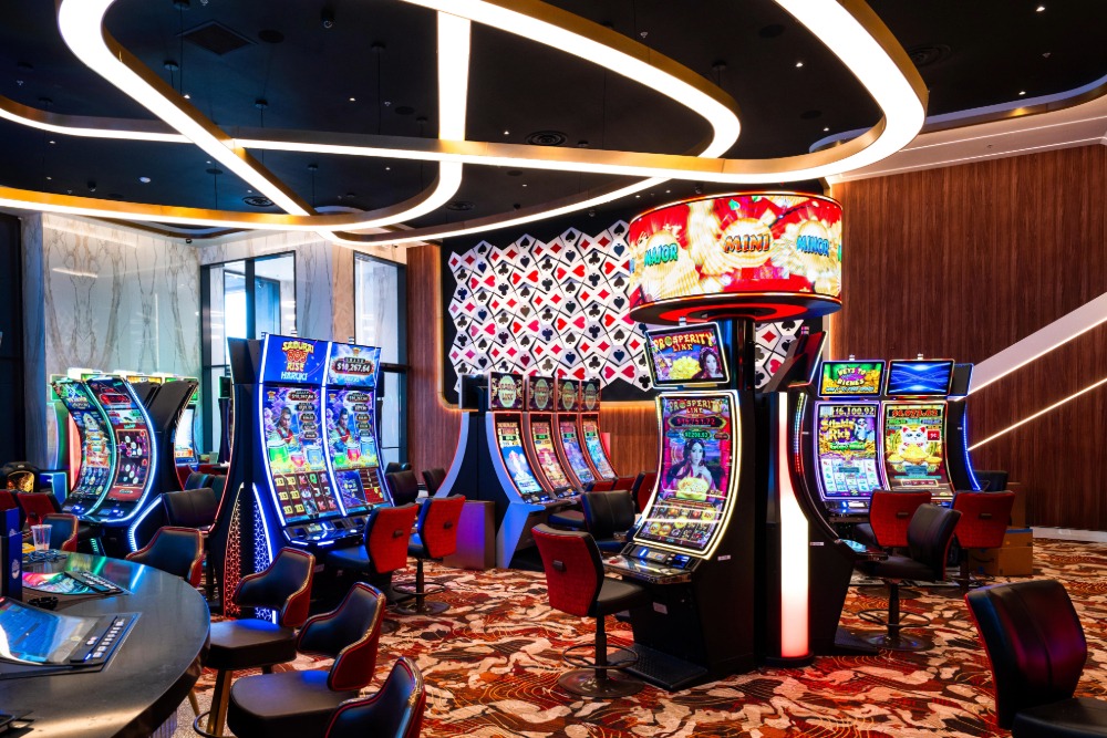 Casino theme evening entertainment in an emotional lounge